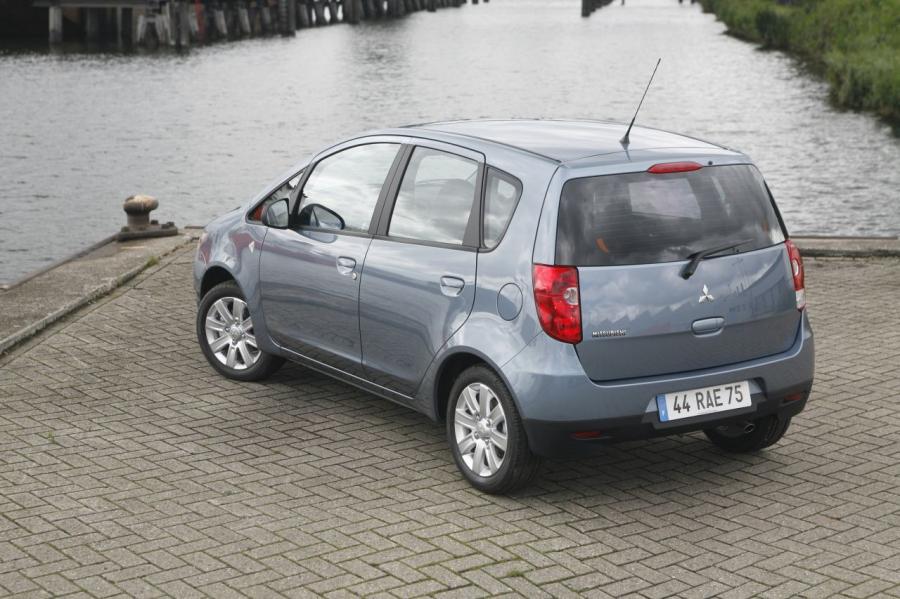  Mitsubishi Colt 2009 года  (фото 29 из 36)